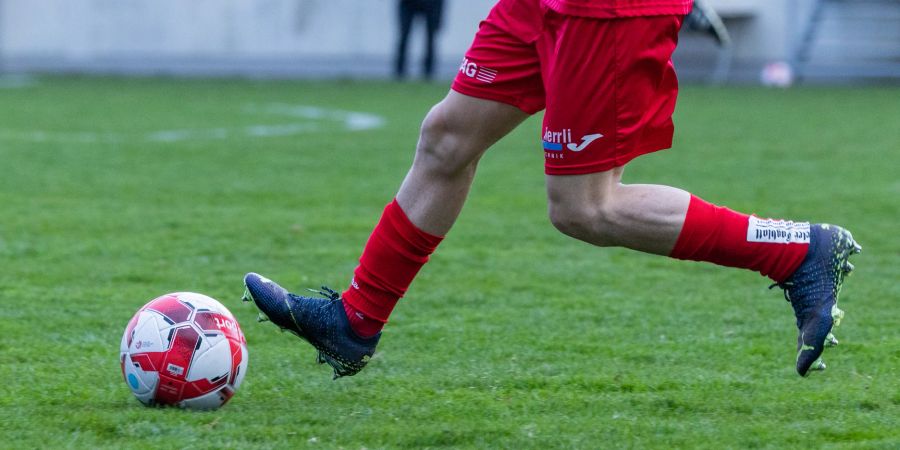 Fussball Spieler des Vereines FC Biel-Bienne 1896 in Action. - Tissot Arena Biel