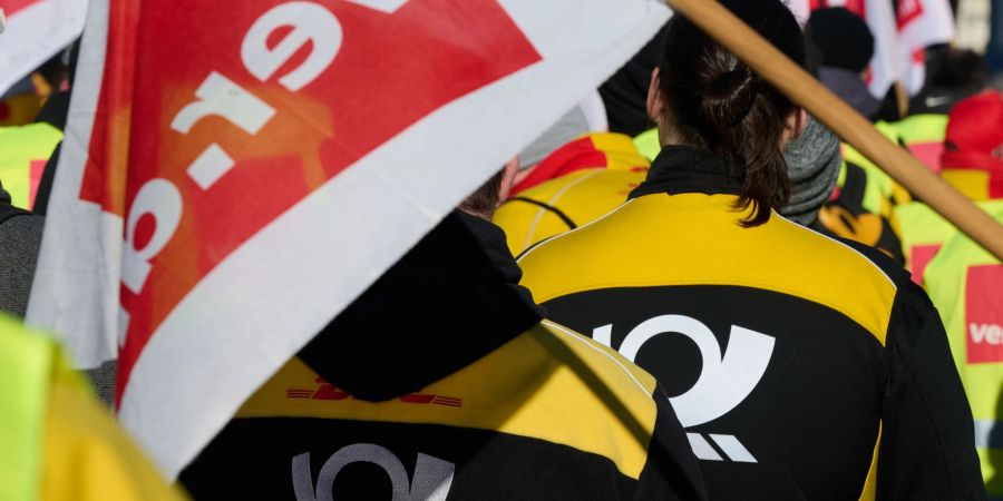 Im Tarifkonflikt bei der Deutschen Post hat die Gewerkschaft Verdi eine Urabstimmung über flächendeckende und unbefristete Streiks gestartet.