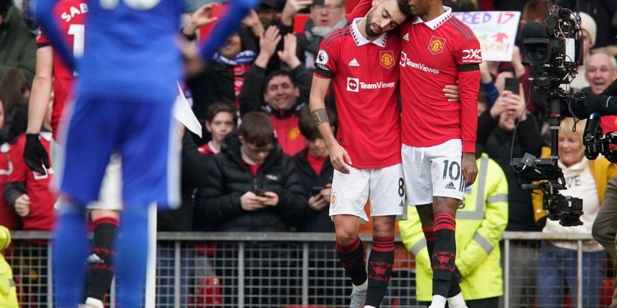 United-Stürmer Marcus Rashford (r) traf auf Vorlage von Bruno Fernandes zur Führung.