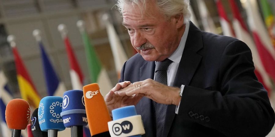 Der Aussenminister von Luxemburg Jean Asselborn spricht bei einem Treffen der EU-Aussenminister im Gebäude des Europäischen Rates  mit Journalisten. Foto: Virginia Mayo/AP/dpa