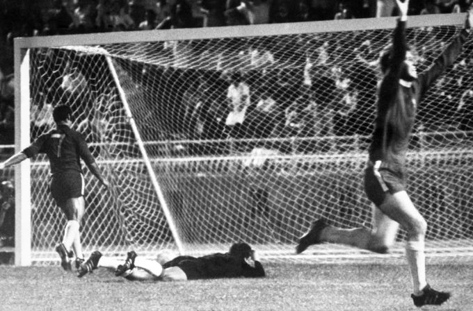 Peter Osgood (r.) jubelt über den Siegestreffer für den FC Chelsea im Final des Europacups der Cupsieger gegen Real Madrid 1971. FC Chelsea Real 1971