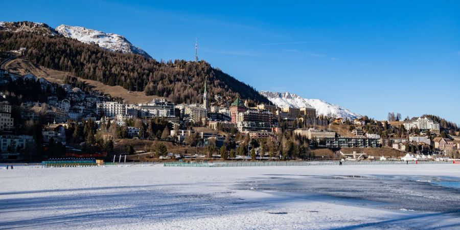 Blick auf St.Moritz Dorf mit dem zugefrorenen St. Moritzersee. - Oberengadin