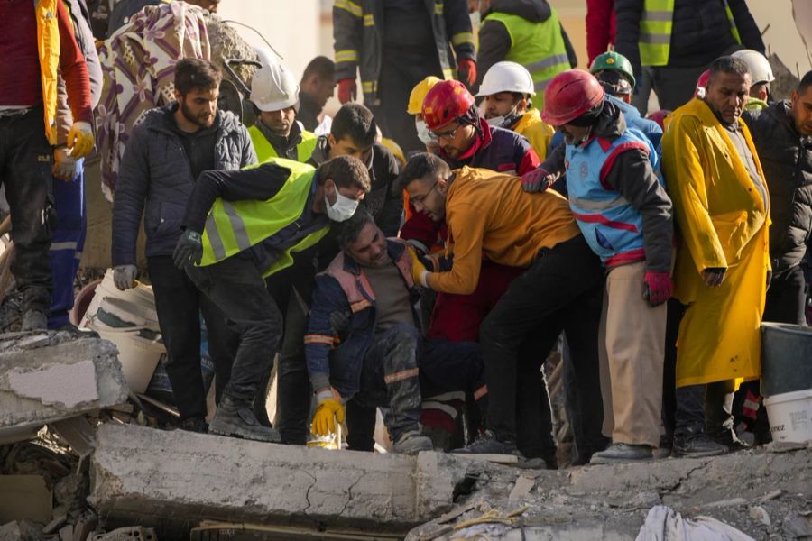 Ein Suchtrupp im Einsatz in der türkischen Stadt Adana.