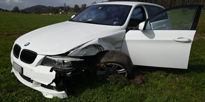 Bei einem Selbstunfall in Zuckenriet entstand ein Sachschaden am Auto. Bei einem Selbstunfall in Zuckenriet entstand ein Sachschaden am Auto.