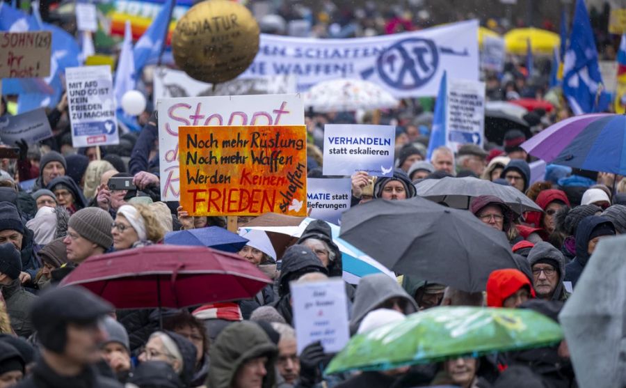 An der Friedensdemonstration in Berlin nehmen geschätzt 10'000 Menschen teil.