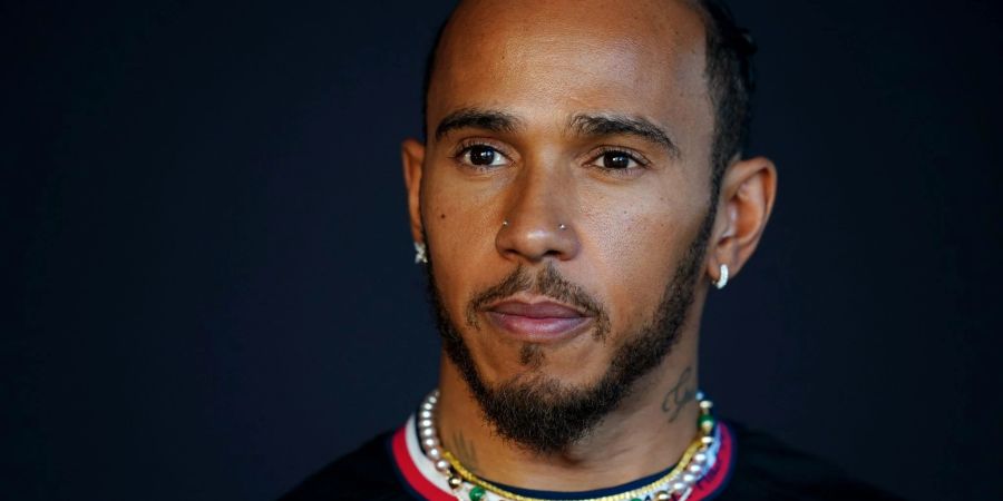 Rennfahrer Lewis Hamilton hat sich im Meer eine Abkühlung gegönnt.
