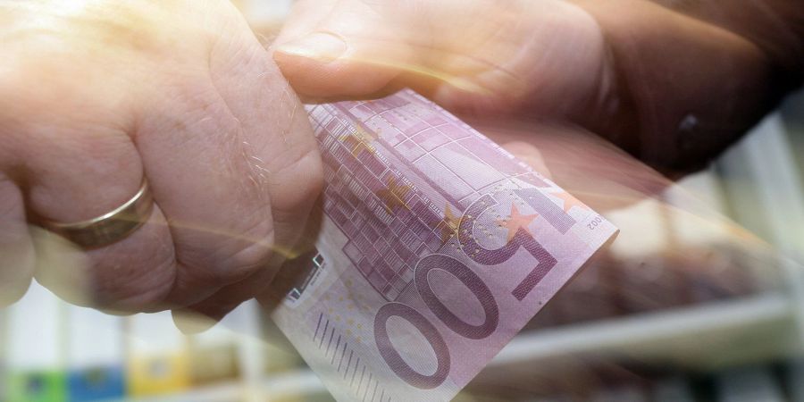 Unter der Hand: Ein 500-Euro-Schein wechselt den Besitzer (Symbolbild).