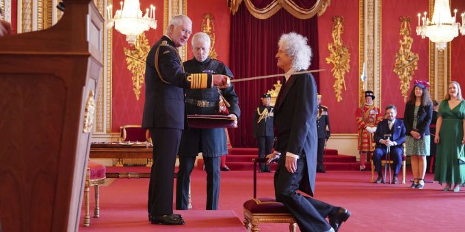 Queen-Gitarrist Brian May wurde von König Charles III in London zum Ritter geschlagen. (Jonathan Brady/PA via AP) brian may