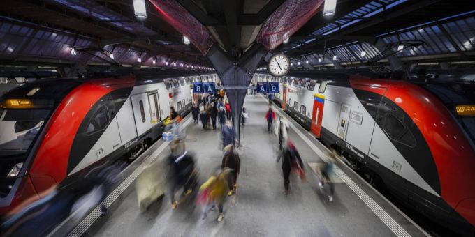 Reisende auf einem Perron am Zürcher Hauptbahnhof. Hauptbahnhof Zürich