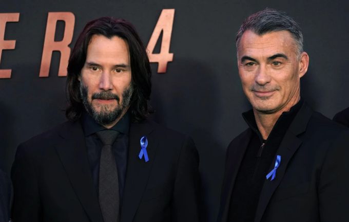 Keanu Reeves (l.) und Chad Stahelski (r.) tragen blaue Schleifen bei der Premiere in Los Angeles in Gedenken an Lance Reddick. Schauspieler bei der Premiere