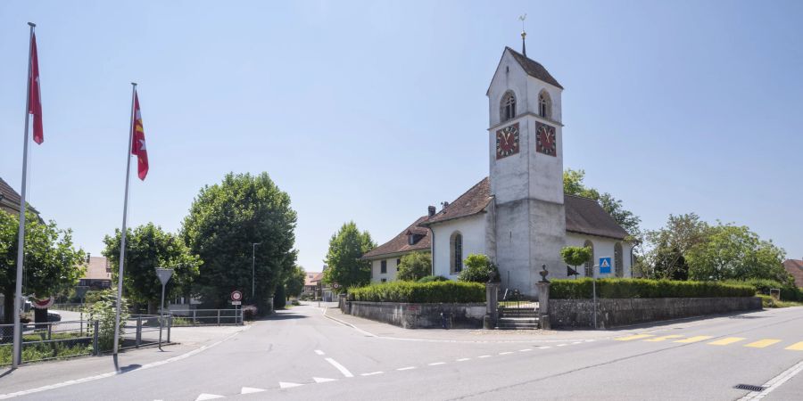 Die reformierte Kirche an der Hauptstrasse Solothurn-Lyss. Alt-Bundesrat Samuel Schmid ist Ehrenbürger von Rüti bei Büren.