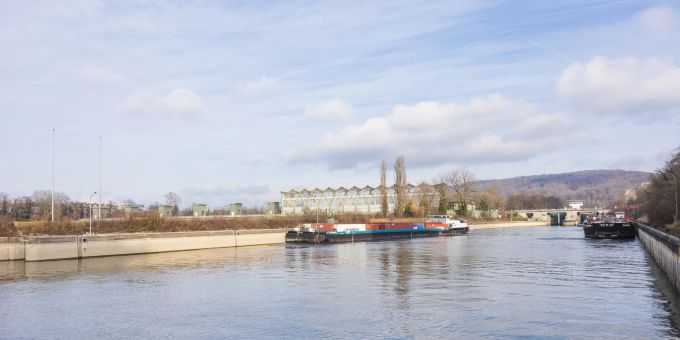 Das Kraftwerk Birsfelden wurde 1954 in Betrieb genommen. Es ist vertraglich dazu verpflichtet, den Schiffsverkehr auf dem Rhein jederzeit aufrecht zu erhalten. Das Kraftwerk Birsfelden wurde 1954 in Betrieb genommen. Es ist vertraglich dazu verpflichtet, den Schiffsverkehr auf dem Rhein jederzeit aufrecht zu erhalten.