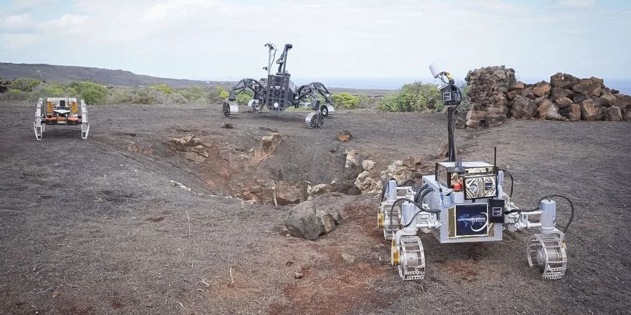 Die drei autonomen Rover Coyote III, SherpaTT und LUVMI-X erkunden den Eingang zu einer Lavahöhle auf Lanzarote.