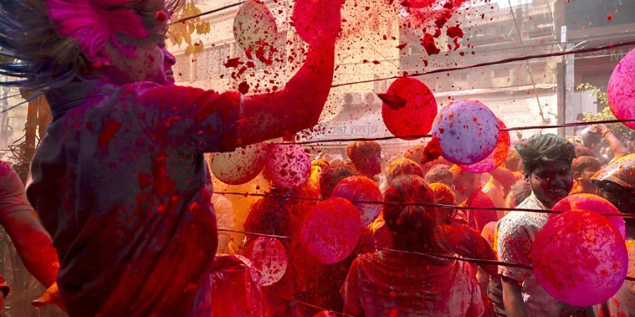 Millionen Inder feierten am Mittwoch das «Holi»-Fest, tanzten zum Takt der Trommeln, beschmierten sich gegenseitig mit grünen, gelben und roten Farben und tauschten Süssigkeiten in Häusern, Parks und Strassen aus. Foto: Anupam Nath/AP