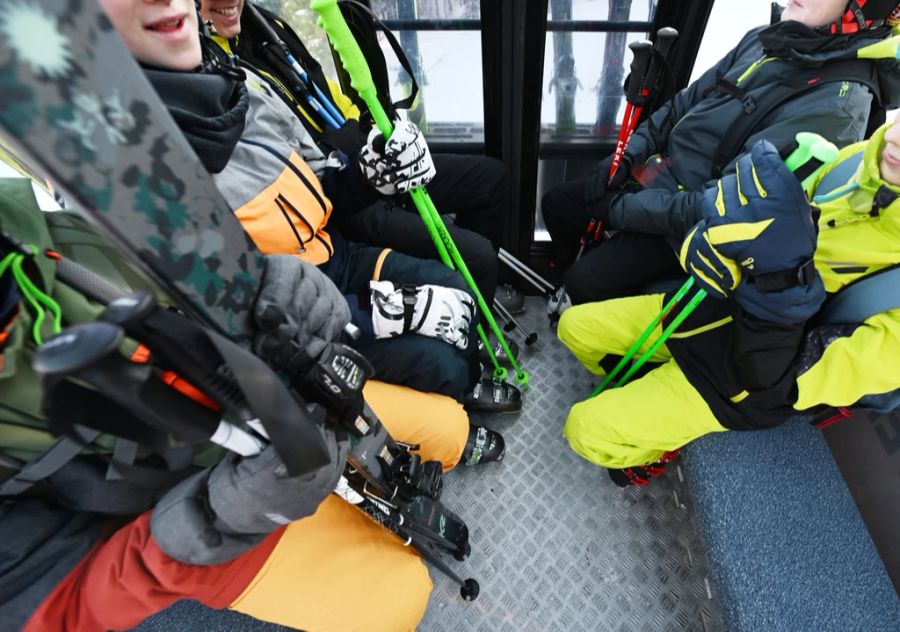 Kinder sitzen in einem Skigebiet in einer Gondel. (Symbolbild)