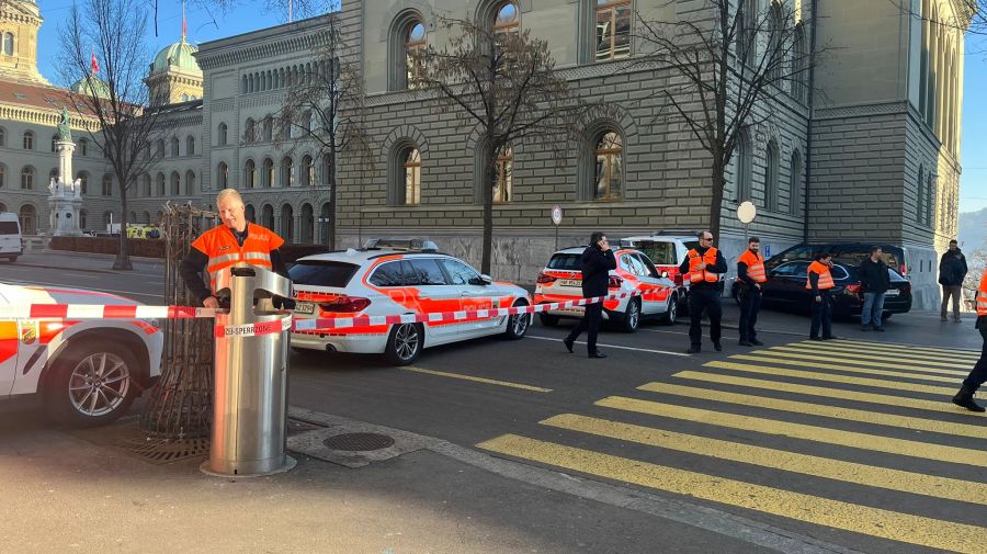 Grosseinsatz der Polizei rund um den Bundesplatz.