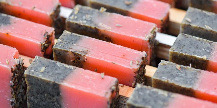 Naturseife: Seit Jahren erobert natürliche Pflege immer mehr Platz in Drogerien und Parfümerien. Doch nun scheint das Wachstum erstmals gestoppt.