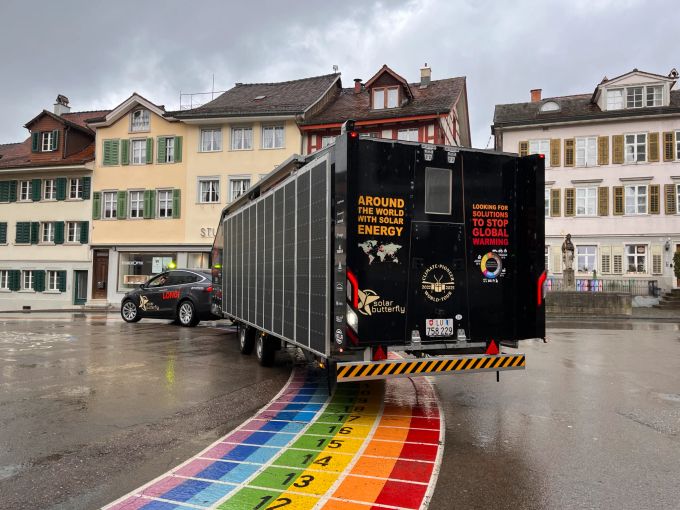Die Schweizer Technologie Solar Butterfly unterwegs in Wil SG, das Tiny House mit Elektromobil. Schweizer Technologie