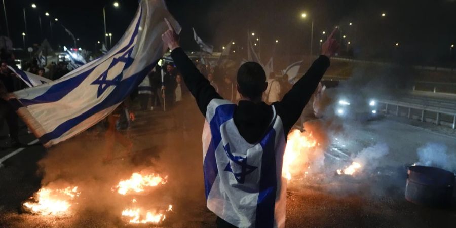 Demonstrant mit Flagge