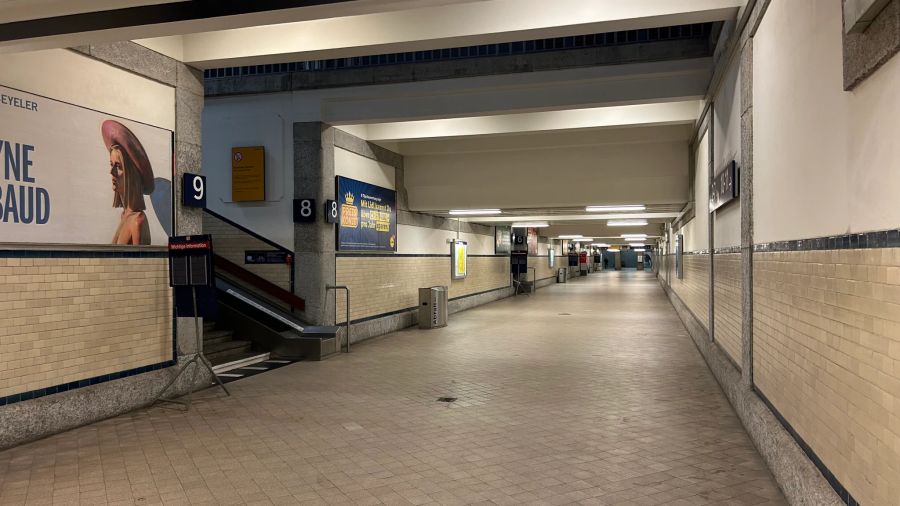 Von den Gleisen in die Bahnhofshalle kommt an diesem Montag kaum jemand.