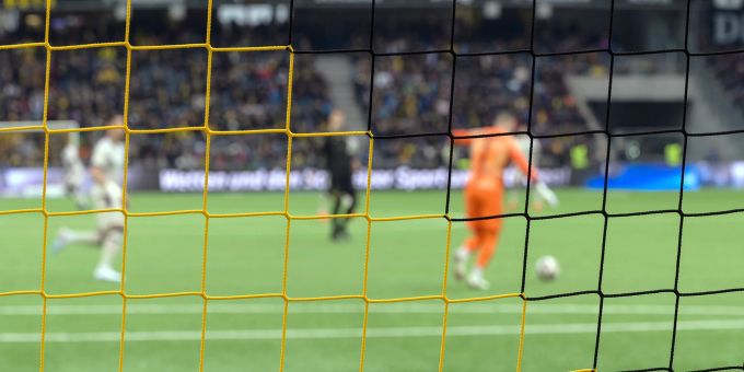 Blick durch das Tor auf das Fussball Spielfeld. (Symbolbild) Blick durch das Tor auf das Fussball Spielfeld. (Symbolbild)