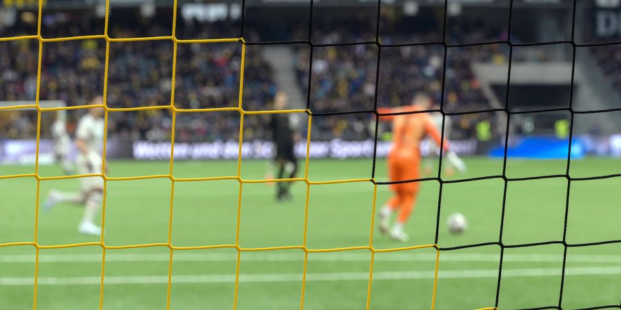 Blick durch das Tor auf das Fussball Spielfeld. (Symbolbild)