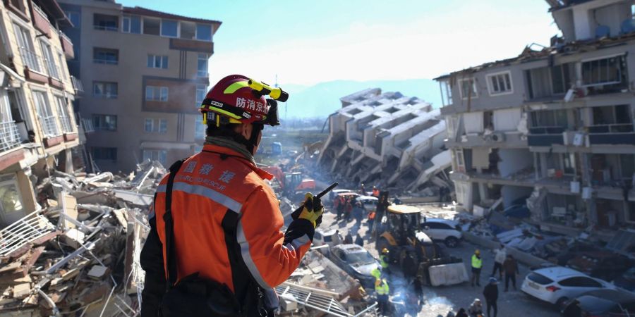 Ein Mitglied eines chinesischen Such- und Rettungsteams steht in Antakya.