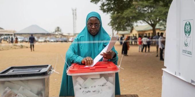 Eine Wählerin in der Hauptstadt von Nigeria. nigeria