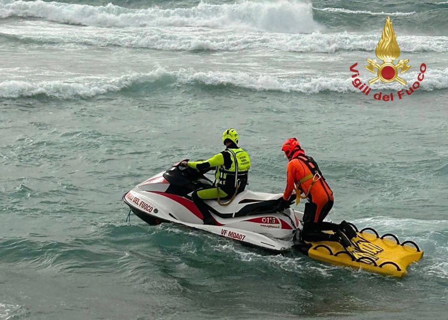 Spezialisten suchen im Wasser nach weiteren Opfern.