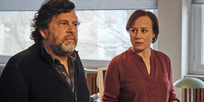 «Tatort: Unten im Tal»: Als Rosa Winterfelds Leiche gefunden wird, rollen Friedemann Berg (Hans-Jochen Wagner) und Franziska Tobler (Eva Löbau) den Fall neu auf. «Tatort: Unten im Tal»: Als Rosa Winterfelds Leiche gefunden wird, rollen Friedemann Berg (Hans-Jochen Wagner) und Franziska Tobler (Eva Löbau) den Fall neu auf.