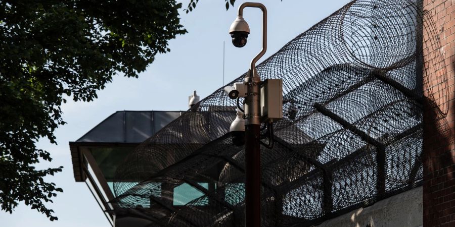 Ein Wachturm der Justizvollzugsanstalt (JVA) Berlin-Moabit. Es gibt eine wachsende Zahl von Verdächtigen, die wegen zu langer Strafverfahren aus der Untersuchungshaft entlassen werden müssen.