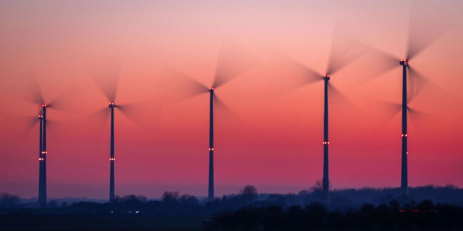 Die Rotoren von Windkraftanlagen drehen sich nach Sonnenuntergang in Bützow (Mecklenburg-Vorpommern).