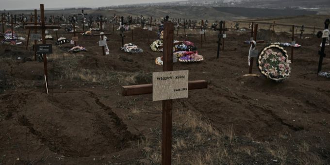 Ein Friedhof nahe der ukrainischen Stadt Bachmut. Ukraine Krieg