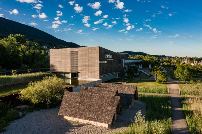 Der Archäologiepark des Laténiums ist frei zugänglich und liegt direkt am See. Neben originalgetreuen Pfahlhäuser-Nachbauten findet ihr hier ein Jägerlager und einen Lastkahn; dazu zeigen nachgestellte Vegetationstypen von der eiszeitlichen Tundralandschaft bis zum Eichenmischwald der Jungsteinzeit, dass sich nicht nur die Menschen in der Region im Laufe der Jahrtausende stark veränderten. Frühling Ausflüge