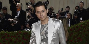 Cole Sprouse im Anzug.