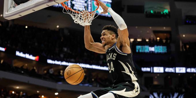 Milwaukees Superstar Giannis Antetokounmpo beim Dunking.