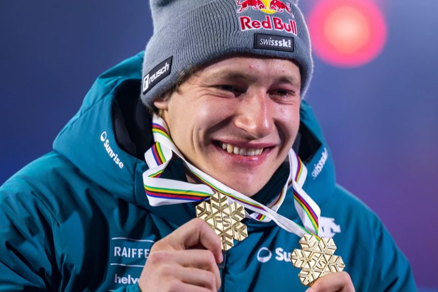 An der WM in Courchevel gewinnt der Nidwaldner Gold in der Abfahrt und im Riesenslalom.