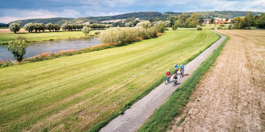 Der Weser-Radweg führt über mehr als 500 Kilometer vom Weserbergland zur Nordsee und ist laut der ADFC-Radreiseanalyse erneut der beliebteste deutsche Radfernweg.