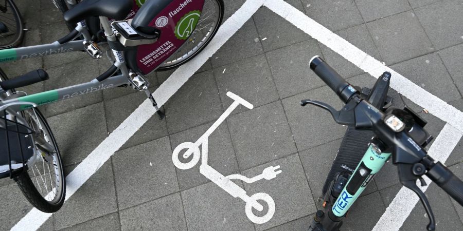 Ein Piktogramm weist auf eine Abstellfläche für E-Scooter hin. Die Stadt Frankfurt setzt seit einem Jahr auf kostenpflichtige Sondernutzungserlaubnisse für die Verleiher der Scooter.