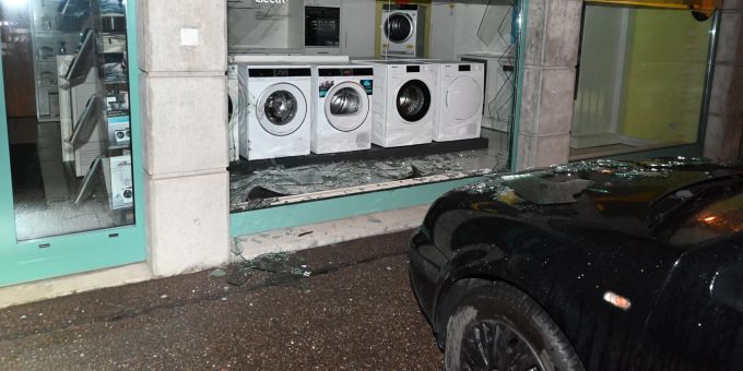 Wattwil: Fahrunfähig und ohne Führerausweis in Schaufenster geprallt Wattwil: Fahrunfähig und ohne Führerausweis in Schaufenster geprallt