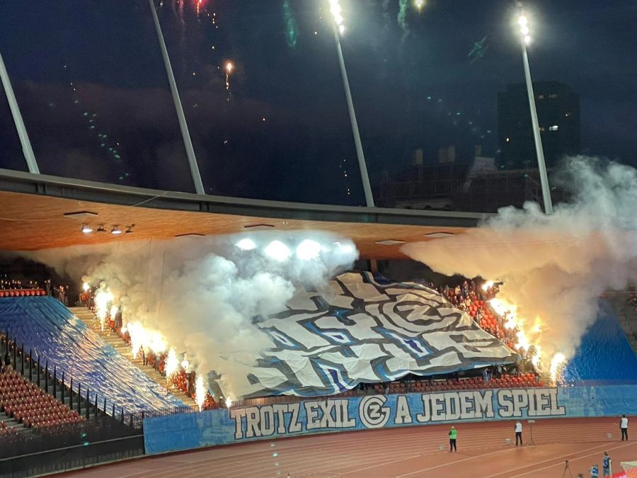 Die GC-Fans zünden vor Anpfiff ein Feuerwerk.