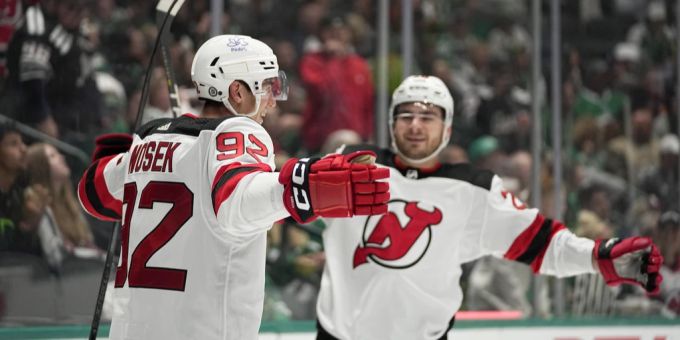 Die Formkurve von Timo Meier (rechts) zeigt in der NHL nach oben. NHL