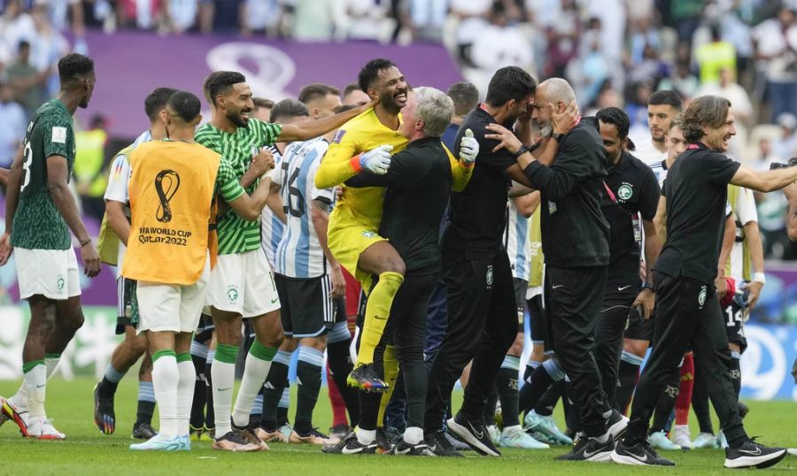 Saudi-Arabien gewinnt gegen Argentinien: Fans und Spieler feiern.