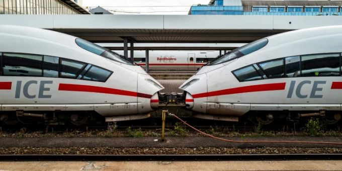 Zwei ICE im Hauptbahnhof München Zwei ICE im Hauptbahnhof München