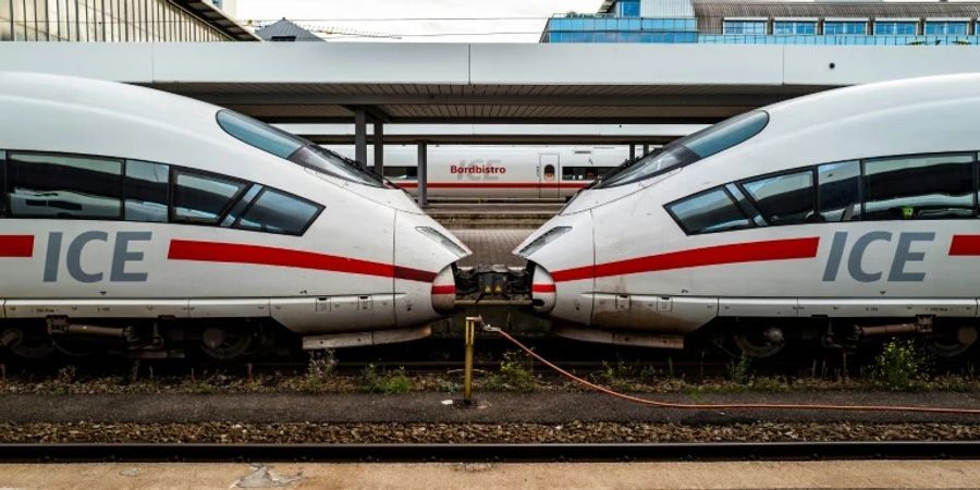 Zwei ICE im Hauptbahnhof München