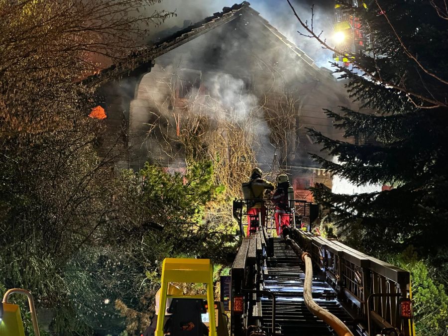 Die Feuerwehr beim Löscheinsatz in Adliswil ZH.