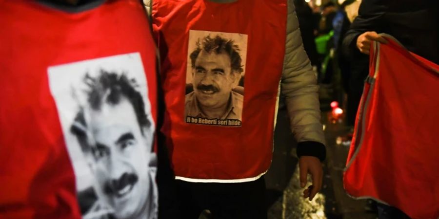 Demonstranten mit Konterfei von Kurdenführer Öcalan