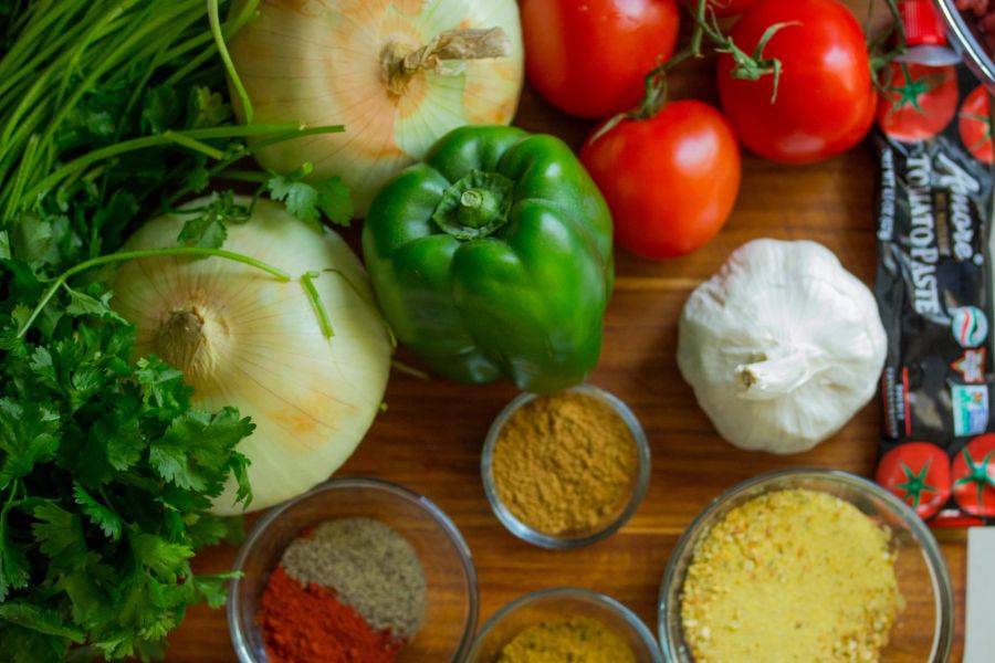 gemüse, paprika, gewürze, zwiebeln, tomatenmark, tisch