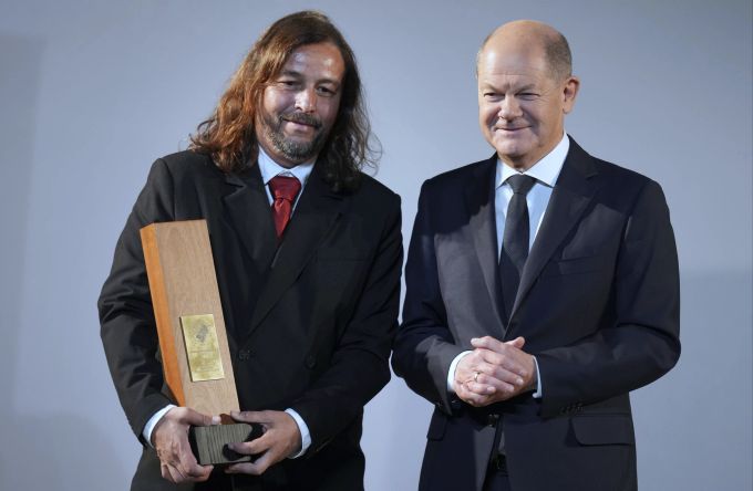Tulio de Oliveira posiert mit Olaf Scholz bei der Verleihung des Deutschen Afrika-Awards. Germany Africa Award