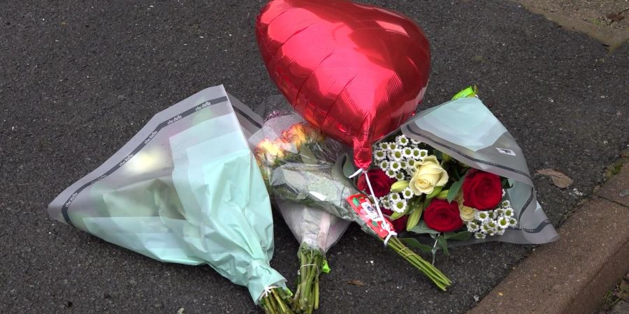 Blumen auf einem Gehweg in der Nähe des Tatorts. Im Südosten Londons sind zwei 16-Jährige erstochen worden.